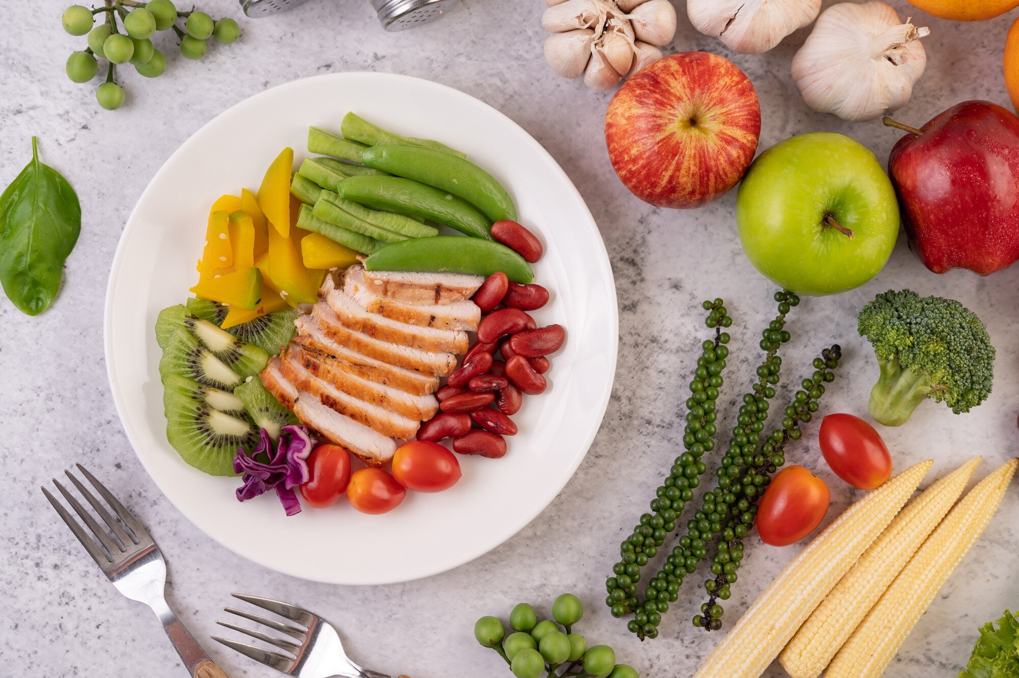 Plato con diversos alimentos saludables